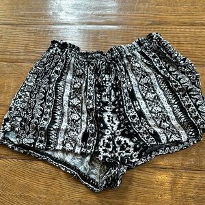 EUC Joe B Black and White Patterned Shorts Size Large